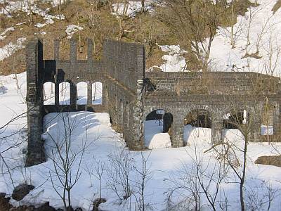 持倉鉱山 事務所跡 大煙突側からの図 持倉鉱山 事務所跡 大煙突側からの図